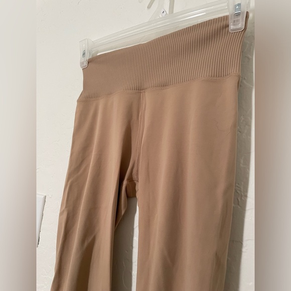 Vuori Rib Studio Legging in Coconut. Small. EUC. - Picture 11 of 17
